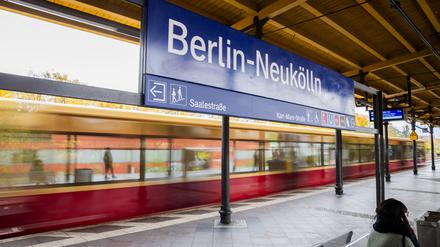 Eine S-Bahn am Bahnhof Berlin-Neukölln.