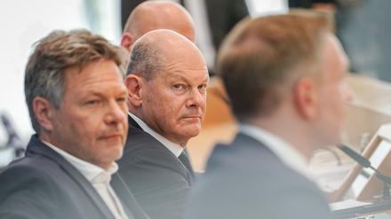 Die Zukunft im Blick? Bundeskanzler Olaf Scholz mit Robert Habeck und Christian Lindner.