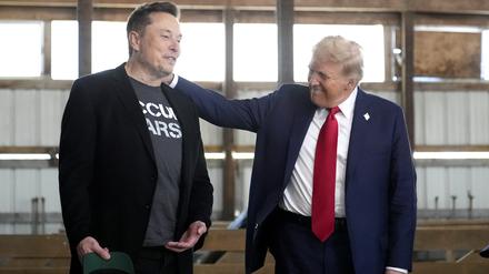 Elon Musk, CEO von Tesla und SpaceX, und der damalige republikanische Präsidentschaftskandidat Donald Trump nehmen an einer Wahlkampfveranstaltung teil (Symbolbild).