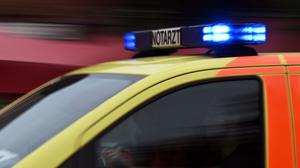 Ein Rettungswagen brachte eine verletzte Radfahrerin ins Krankenhaus.