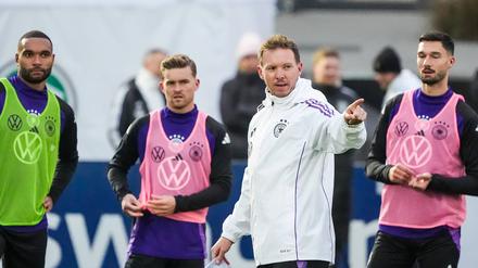 Bundestrainer Julian Nagelsmann bei seiner Ansprache an die Mannschaft im Training.