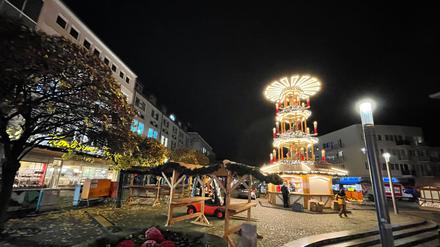 Aufbau Weihnachtsmarkt Spandau Altstadt St. Nikolai Weihnachtspyramide Markt Marktplatz