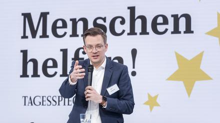 Tagesspiegel-Geschäftsführer Nicolas Köhn bei der Spendenübergabefeier 2023/24 im Frühjahr im Verlag am Askanischen Platz.