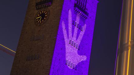 Zum Internationaler Tag der Seltenen Erkrankungen im Februar werden regelmäßig Bauwerke in Deutschland bunt angestrahlt.