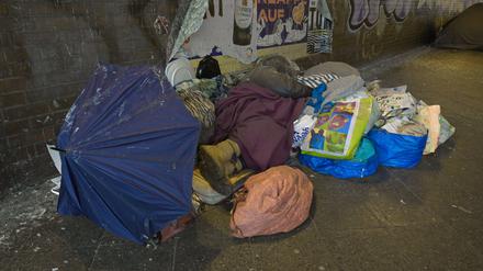 Obdachlose unter der Brücke am Stuttgarter Platz in Berlin-Charlottenburg.