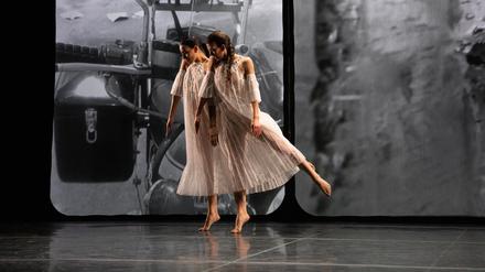 Die Trisha Brown Dance Company performt „Working Title“