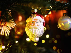 Der festlich geschmückte Weihnachtsbaum steht symbolisch für die gemütliche Besinnlichkeit zu Hause.