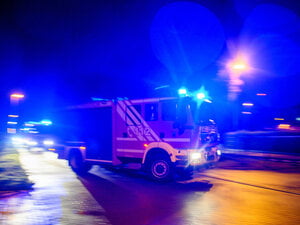 Ein Einsatzfahrzeug der Feuerwehr mit Blaulicht (Symbolbild)