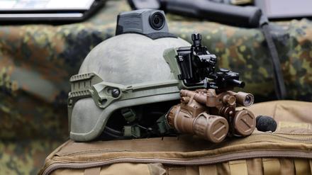 Ein Kriegshelm der Bundeswehr mit Helmkamera und Sichtgeräten.
