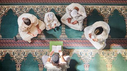 Imam mit Gläubigen.