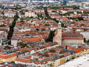 Drohnenansicht vom Rollbergkiez in Richtung Norden mit der Karl-Marx-Strasse und das Rathaus Neukölln C.