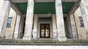 Das marode Rathaus Zehlendorf: Die Bauteile A (Altbau aus 1920er Jahren) und E (1970er). Seit Jahren ist die Sanierung und Erweiterung geplant.