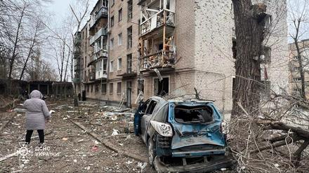 Das vom ukrainischen Zivilschutzdienst zur Verfügung gestellte Bild zeigt ein beschädigtes Wohnhaus und ein zerstörtes Auto nach einem russischen Raketenschlag.