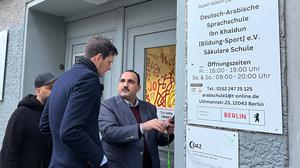 Schulleiter Hudhaifa Al-Mashhadani und Bezirksbürgermeister Martin Hikel (SPD) im Januar vor der Deutsch-Arabischen Schule in Neukölln. Hikel hatte die Schule nach wiederholten Drohungen besucht.