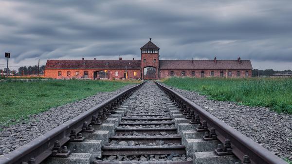 KZ Auschwitz-Birkenau. Die in Polen gelegene KZ-Gedenkstätte Auschwitz wird vom Auswärtigen Amt gefördert.