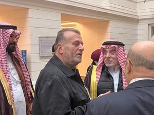 Clan-Chef Issa Remmo (Mitte, schwarze Jacke) im Foyer des Abgeordnetenhauses im Januar 2025.