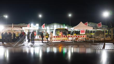 Streikende stehen während des Verdi-Warnstreiks bei der BVG vor einem Betriebshof in der Müllerstraße.