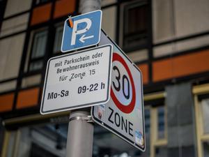 Im Bild sind verschiedene Schilder u.a. zum Parken zu sehen.
