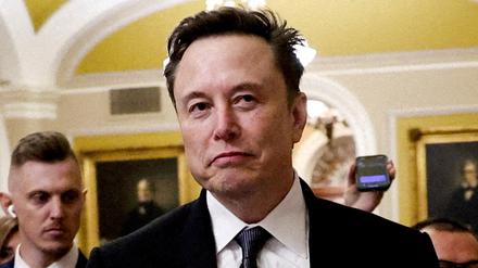 Elon Musk geht auf dem Capitol Hill am Tag eines Treffens mit dem gewählten republikanischen Senatsvorsitzenden John Thune (R-SD) in Washington, USA, am 5. Dezember 2024.