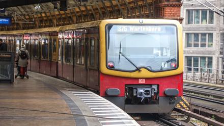 Eine S-Bahn hält am Hackeschen Markt in Berlin. (Symbolbild)