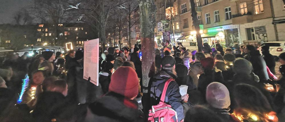 Lichterkette gegen rechts auf dem Boxhagener Platz.