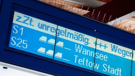 „z.Zt. unregelmäßig“ steht in Berlin auf einer Anzeigetafel am Bahnsteig Humboldthain.