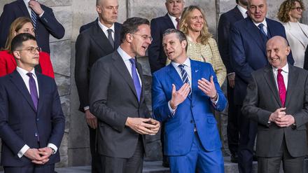 US-Verteidigungsminister Pete Hegseth (re.) im Austausch mit Mark Rutte, Nato-Generalsekretär