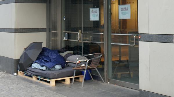 Die Fußgängerzone Wilmersdorfer Straße in Berlin-Charlottenburg im Februar 2025. Hier: Ein Obdachloser kampiert vor dem geschlossenen Karstadt-Warenhaus.