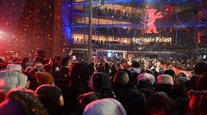 13.02.2025, Berlin: Fans stehen im Schnee in der Fanzone am Eröffnungsabend der Berlinale. Die 75. Internationalen Filmfestspiele Berlin finden vom 13. bis 23. Februar 2025 statt. Foto: Elisa Schu/dpa +++ dpa-Bildfunk +++