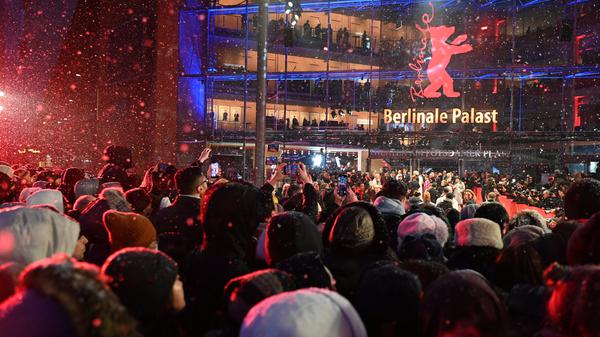 13.02.2025, Berlin: Fans stehen im Schnee in der Fanzone am Eröffnungsabend der Berlinale. Die 75. Internationalen Filmfestspiele Berlin finden vom 13. bis 23. Februar 2025 statt. Foto: Elisa Schu/dpa +++ dpa-Bildfunk +++