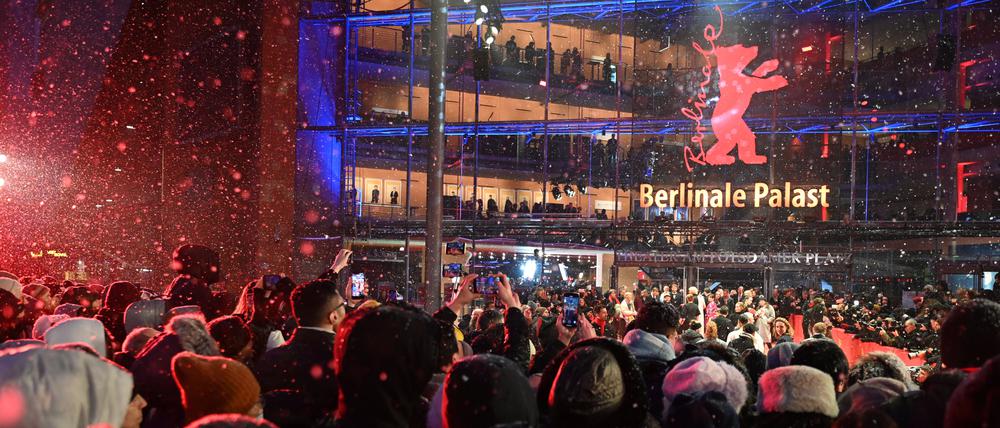 13.02.2025, Berlin: Fans stehen im Schnee in der Fanzone am Eröffnungsabend der Berlinale. Die 75. Internationalen Filmfestspiele Berlin finden vom 13. bis 23. Februar 2025 statt. Foto: Elisa Schu/dpa +++ dpa-Bildfunk +++