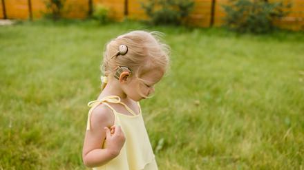Ein kleines Mädchen mit einem Cochlea-Implantat.