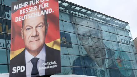 Wahlkampf zur Bundestagswahl 2025 in Berlin: Plakat des damals noch amtierenden Kanzlers Olaf Scholz (SPD), im Hintergrund sein Herausforderer und heutiger Kanzler Friedrich Merz (CDU).