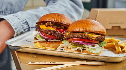 Burgermeister stellt Buletten, Brötchen und Pommes in einer eigenen Produktionsanlage in Tempelhof her. Von dort werden die Zutaten in die Filialen geliefert.
