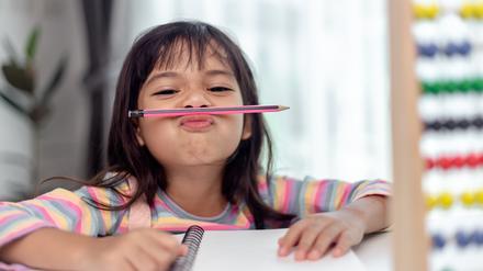 Zappeln, kippeln, am Stift kauen. Lasst eure Kinder einfach rumhampeln!