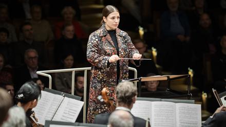Die Dirigentin Dalia Stasevska leitet ein Konzert der Berliner Philharmoniker am 27.2.2025.