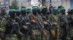 Vermummte und bewaffnete Mitglieder der Terrororganisation Hamas stellen sich in Rafah im Gazastreifen vor der geplanten Freilassung von israelischen Geiseln auf.