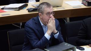 Stefan Evers (CDU), Finanzsenator von Berlin, sitzt während einer Sitzung im Abgeordnetenhaus.