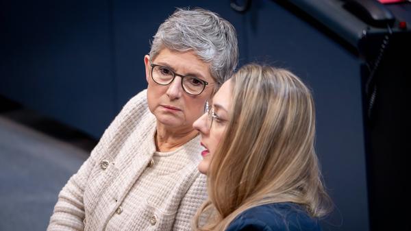 Katharina Dröge (rechts) und Britta Haßelmann, Co-Fraktionsvorsitzende von Bündnis 90/Die Grünen.