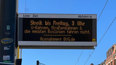 Eine LED-Tafel am Bahnhof Warschauer Straße weist auf den Streik hin.