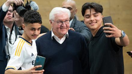 Bundespräsident Frank-Walter Steinmeier (M) macht beim Besuch eines Boxclubs Selfies mit Jugendlichen.
