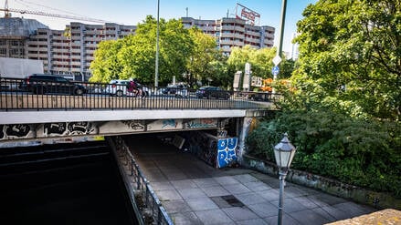 Berlin-Mitte: Gertraudenstraße mit Gertraudenbrücke.