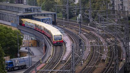 ARCHIV - 09.10.2023, Berlin: Ein S-Bahn-Zug der Linie S5 verlässt den Bahnhof Jannowitzbrücke und fährt in Richtung Charlottenburg. (zu dpa: «S-Bahn-Vergabe in Berlin geht in neue Phase») Foto: Monika Skolimowska/dpa +++ dpa-Bildfunk +++