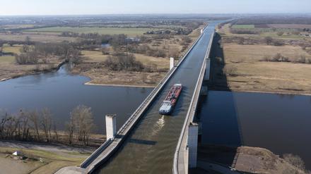 Ein Binnenschiff fährt über die Trogbrücke in Magdeburg.