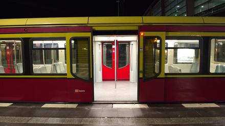 Eine geparkte S-Bahn steht auf einem Gleis am Bahnhof am Ostkreuz. (Symbolfoto)