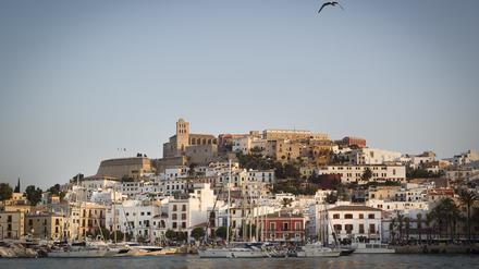 Blick auf Ibiza-Stadt. Laut dem Reiseportal Omio ist die Stadt als Klassik-Destination attraktiver als Berlin.