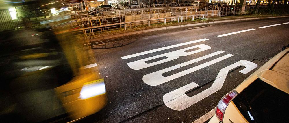 Ein Bus der Berliner Verkehrsbetriebe BVG auf einer Busspur am Nollendorfplatz in Berlin.