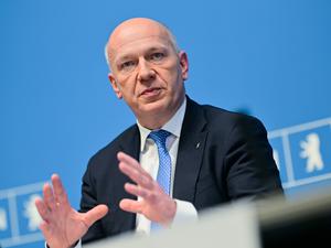 Regierender Bürgermeister von Berlin, spricht auf einer Pressekonferenz des Berliner Senats.