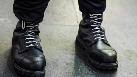Schwarze Springerstiefel mit weißen Schnürriemen sind ein weit verbreitetes Symbol der rechten Szene. (Symbolbild)
