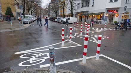 Poller und Sperren für den Durchgangsverkehr in Berlin-Neukölln
